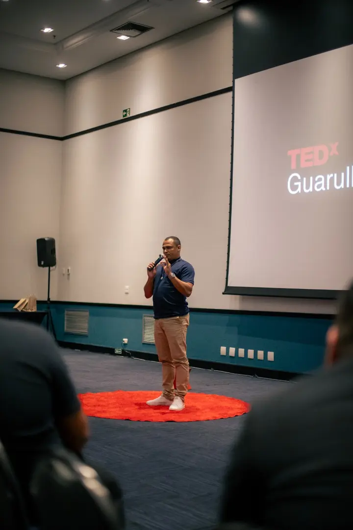 Rodolfo Pinheiro gesticulando durante a fala no TEDxGuarulhos