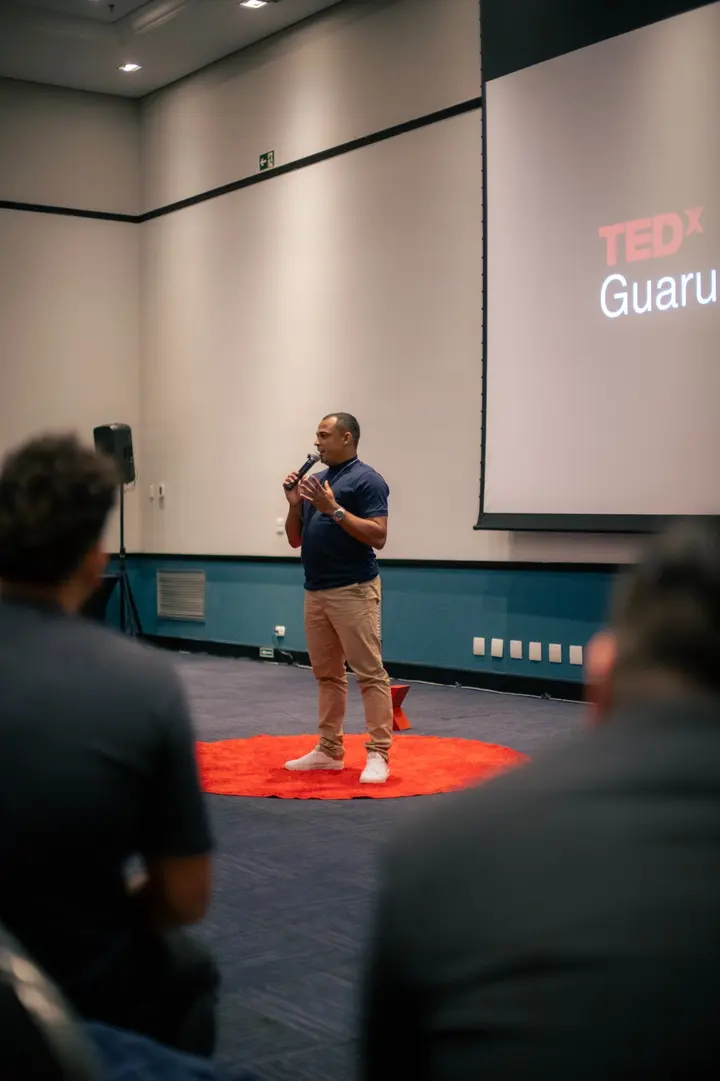 Rodolfo Pinheiro sobre o tapete vermelho do TEDxGuarulhos
